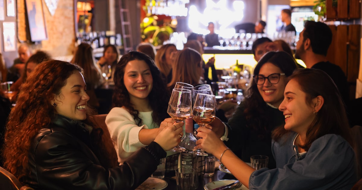 Taças de vinho em mesa de bar