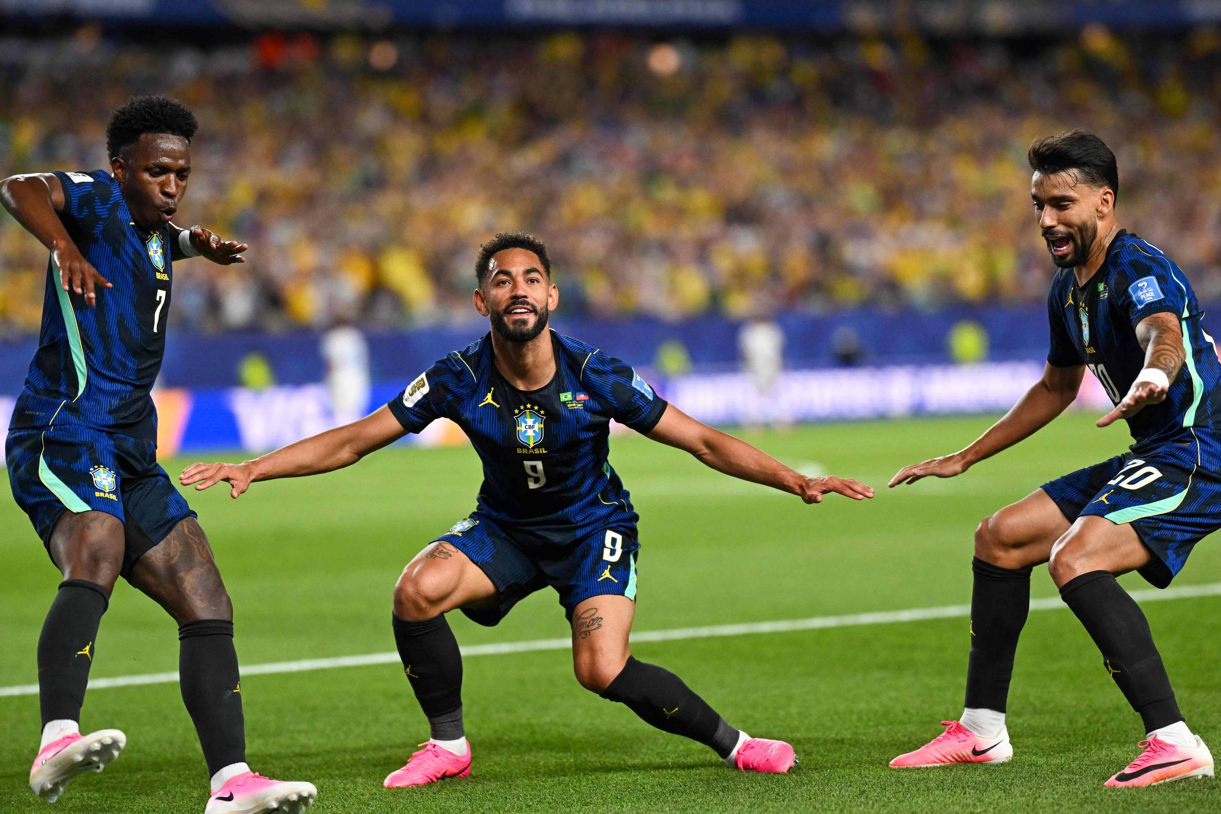 Vinicius Junior, Matheus Cunha e Lucas Paquetá comemoram gol do Brasil contra o Haiti