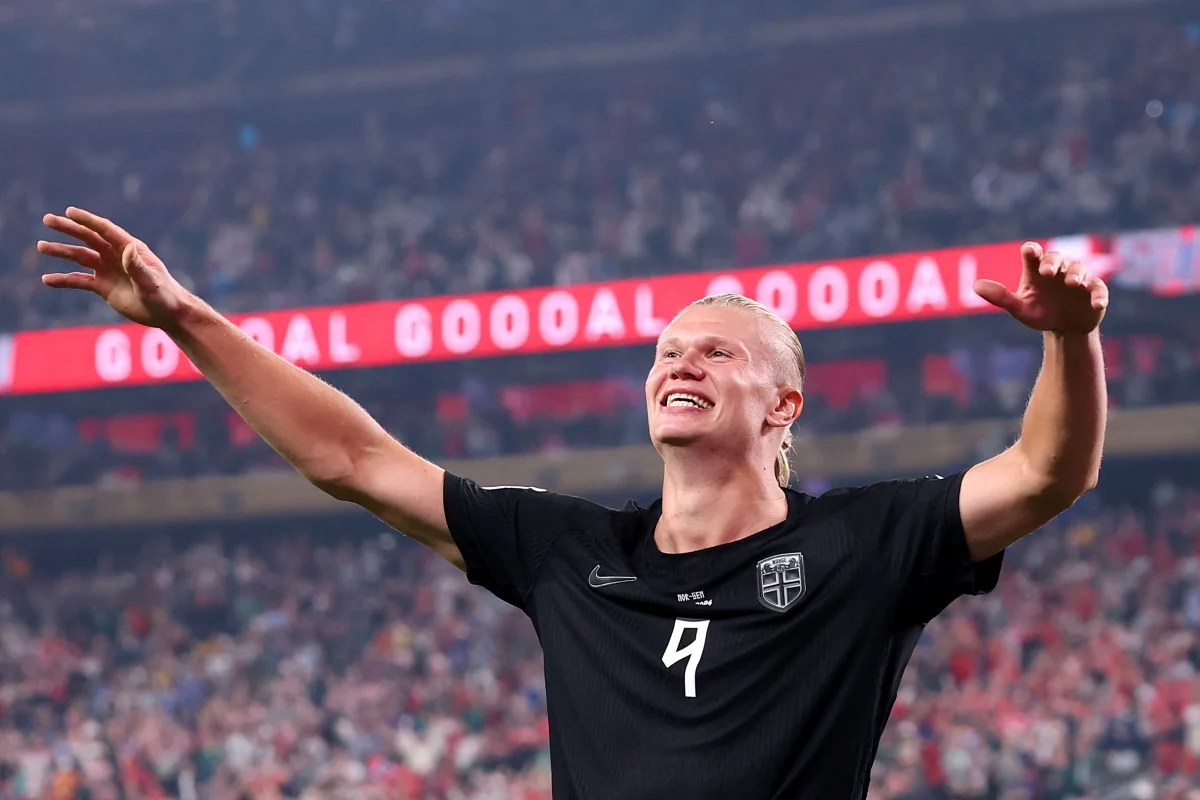 Haaland com a camisa da Noruega durante partida de futebol
