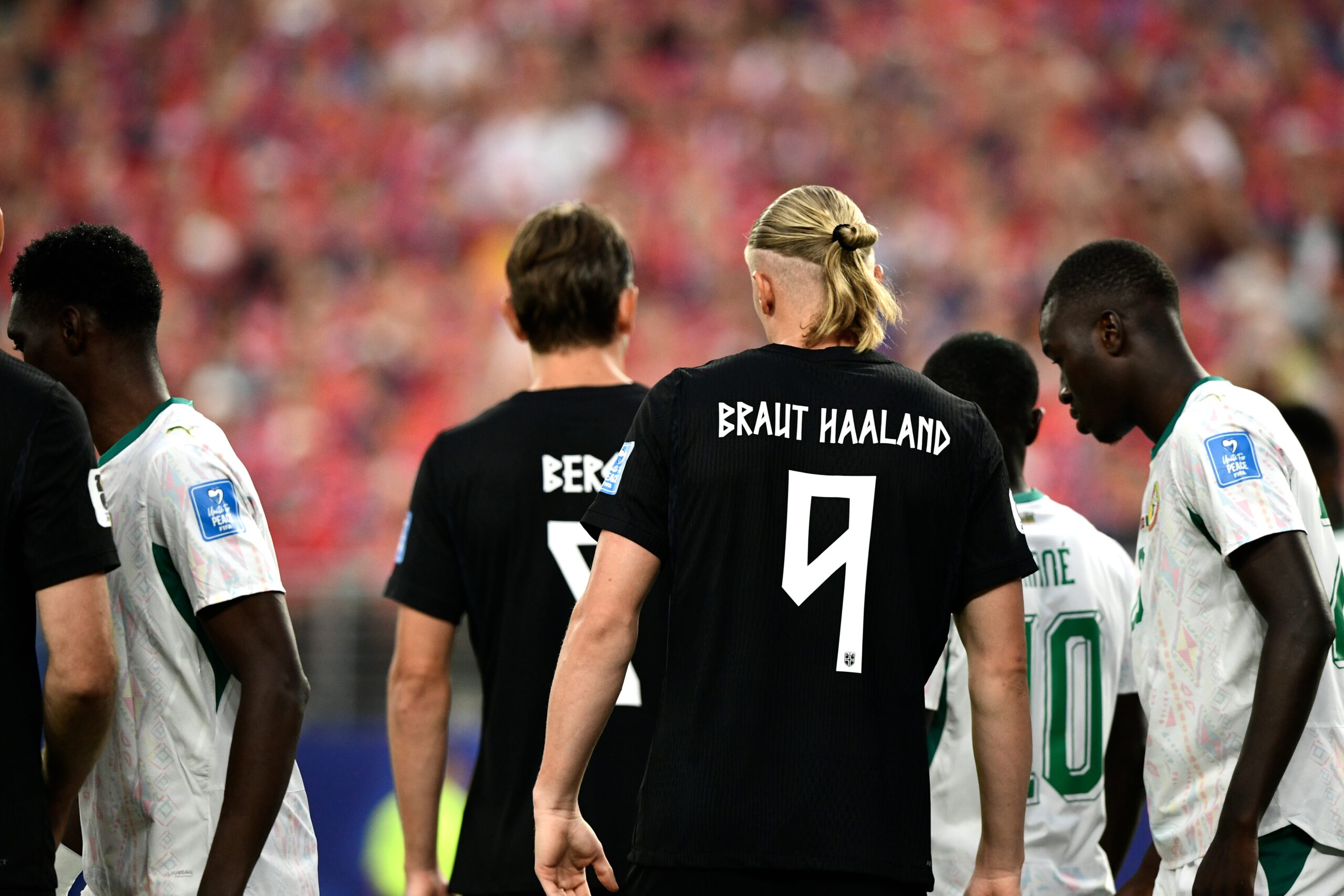 Erling Braut Haaland com a camisa da Noruega