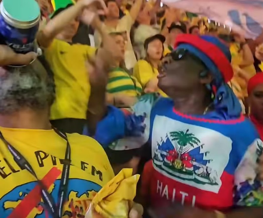 Haitiano no meio de torcedores brasileiros