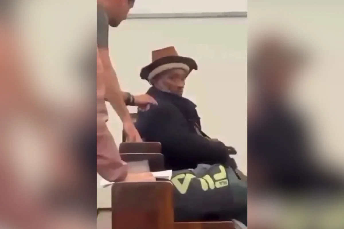 Homem sentado em banco de igreja durante missa em São Paulo