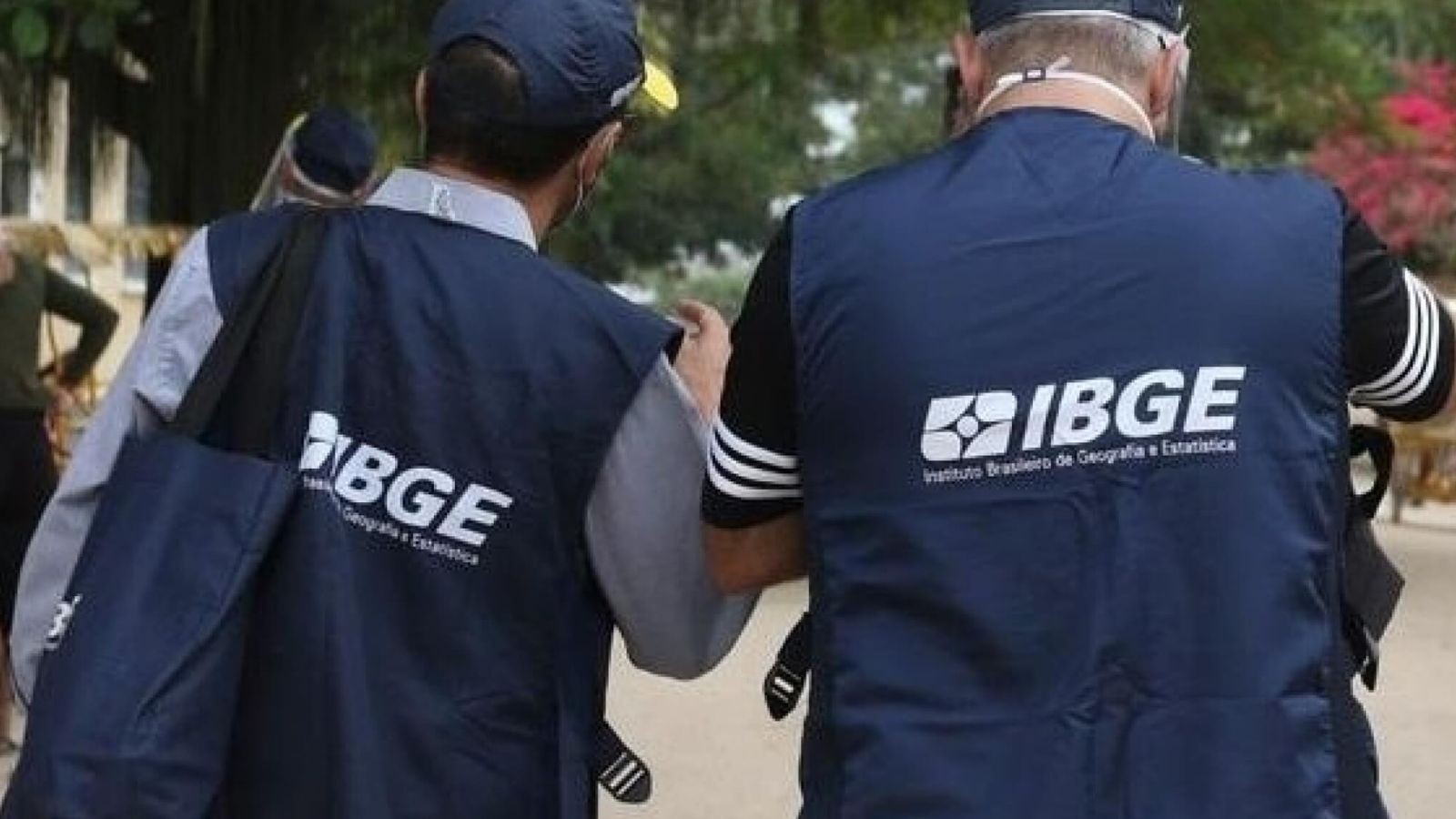 Agentes do IBGE durante atividade de campo