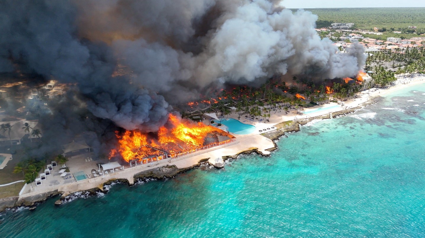 Fumaça escura sobre resort à beira-mar em Bayahibe