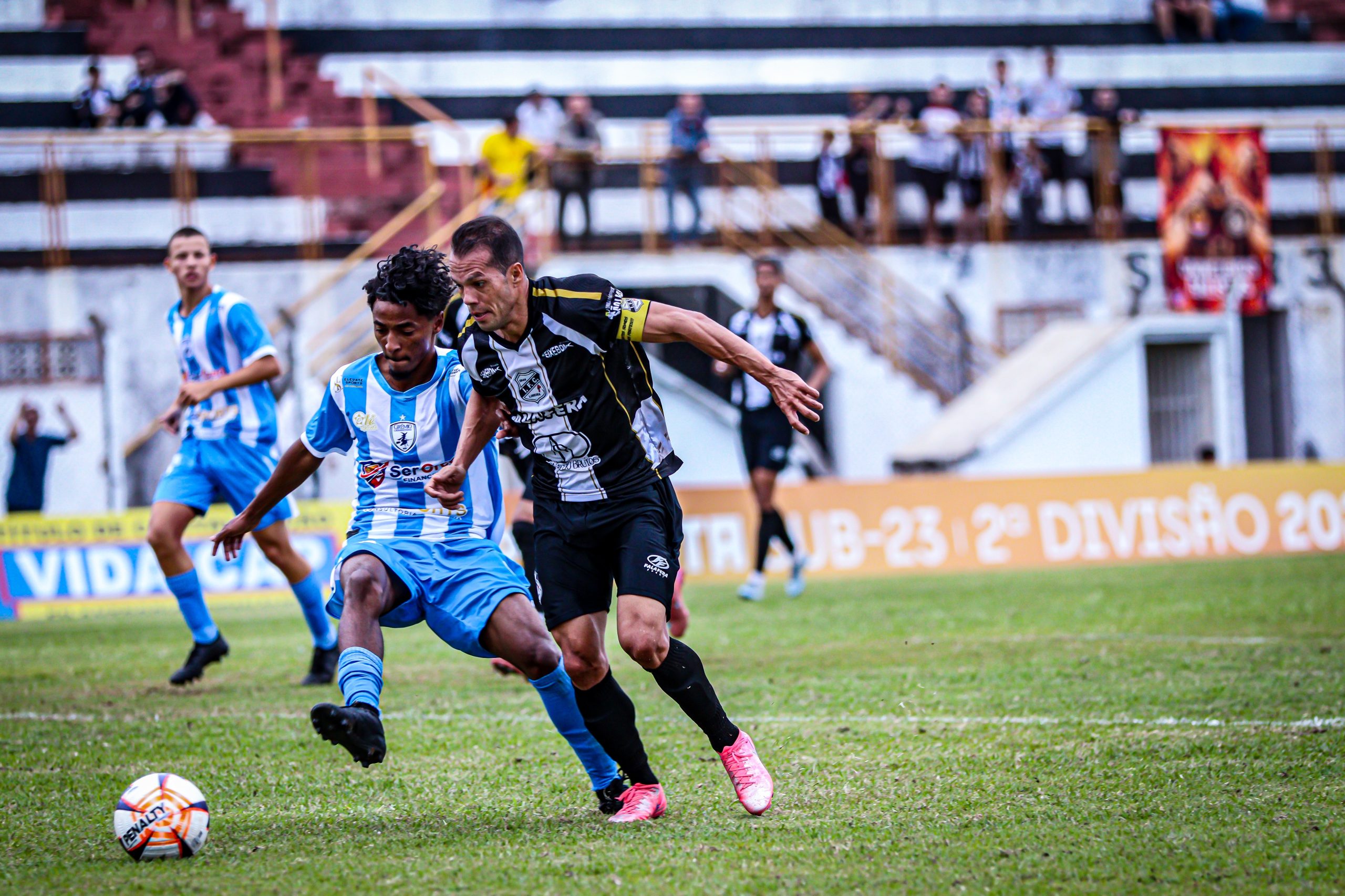 Jogadores de Independente de Limeira e Grêmio Catanduvense durante partida pela Segundona paulista