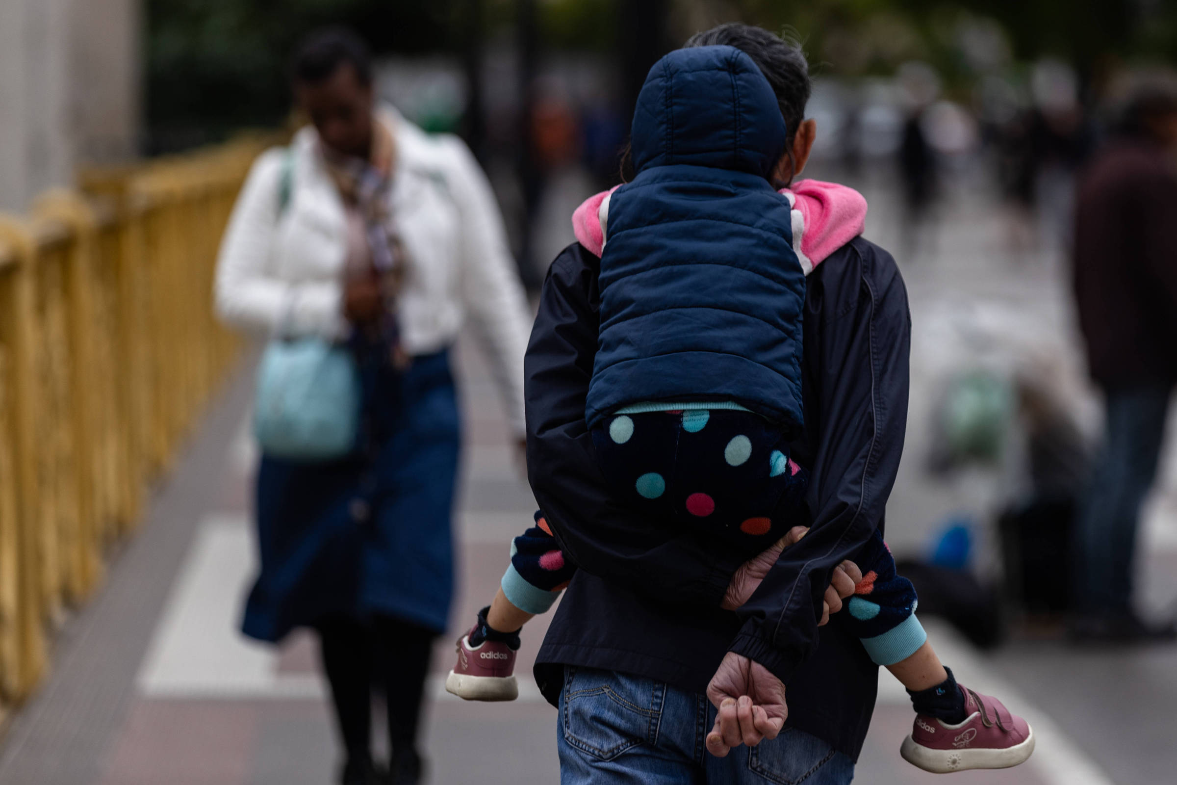 Pessoas agasalhadas no viaduto Santa Ifigênia, no centro de São Paulo