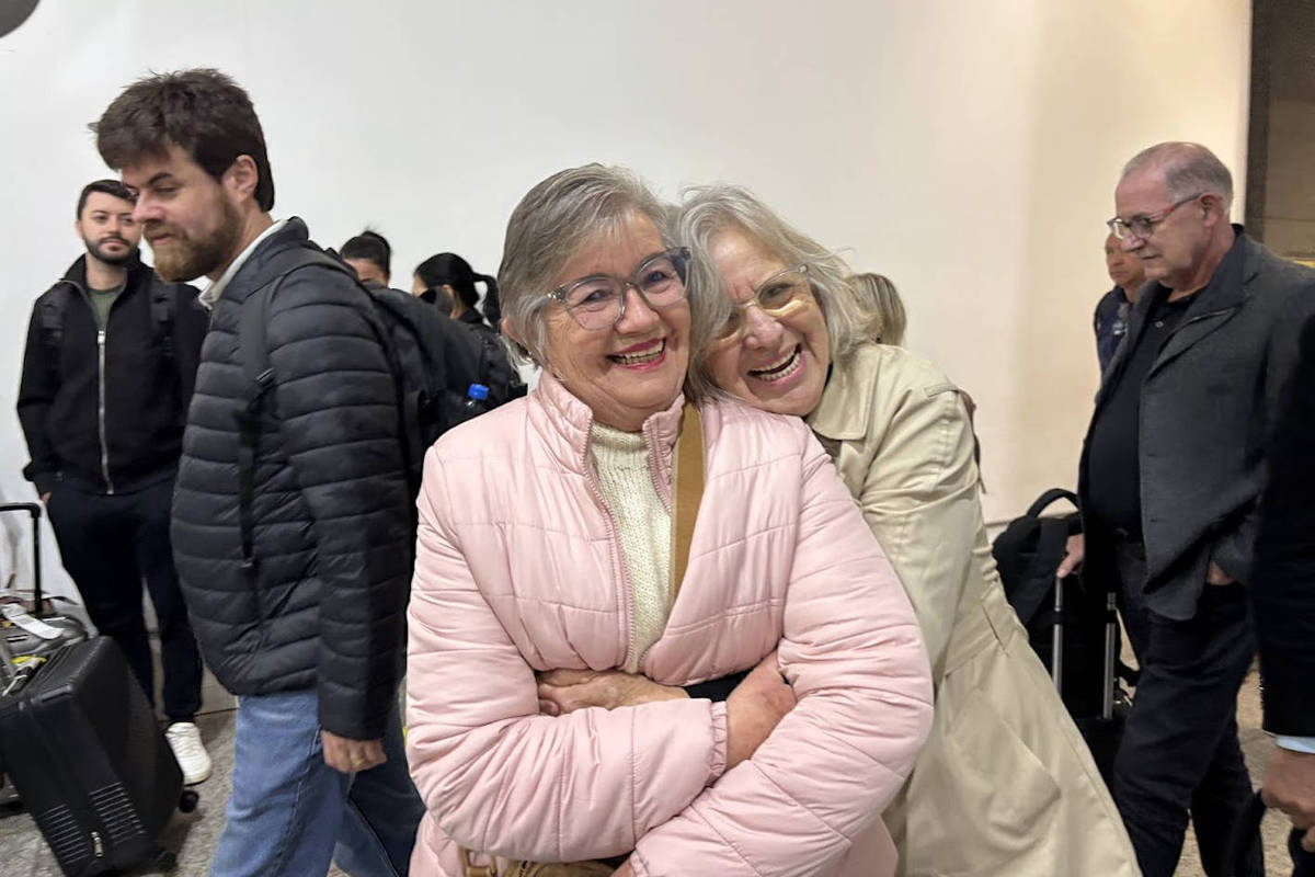 Cheila Aparecida Martins e Geralda Silva sorrindo abraçadas