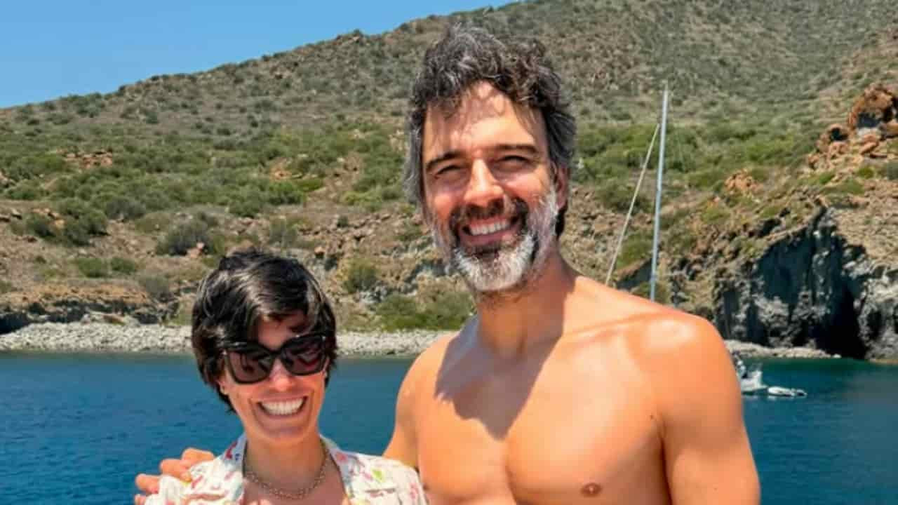 Tadeu Schmidt sem camisa em foto de férias