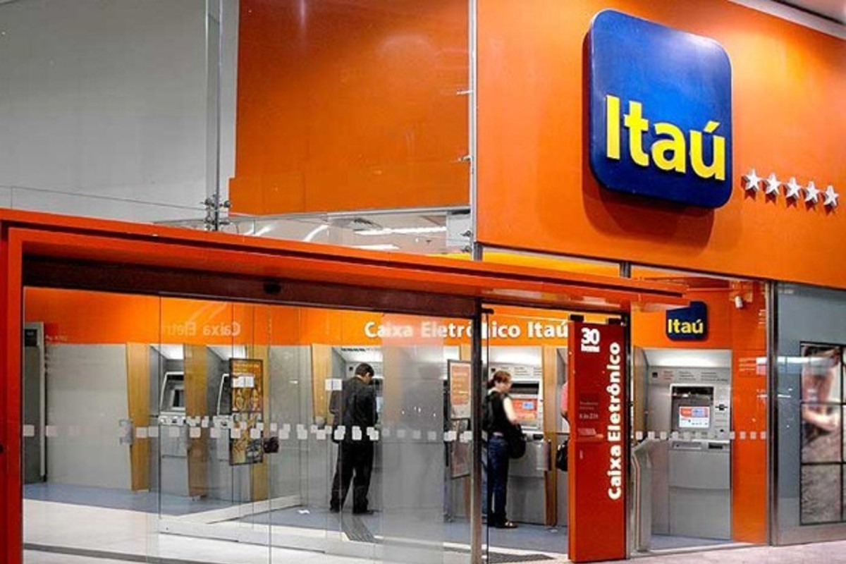 Fachada de agência do Itaú