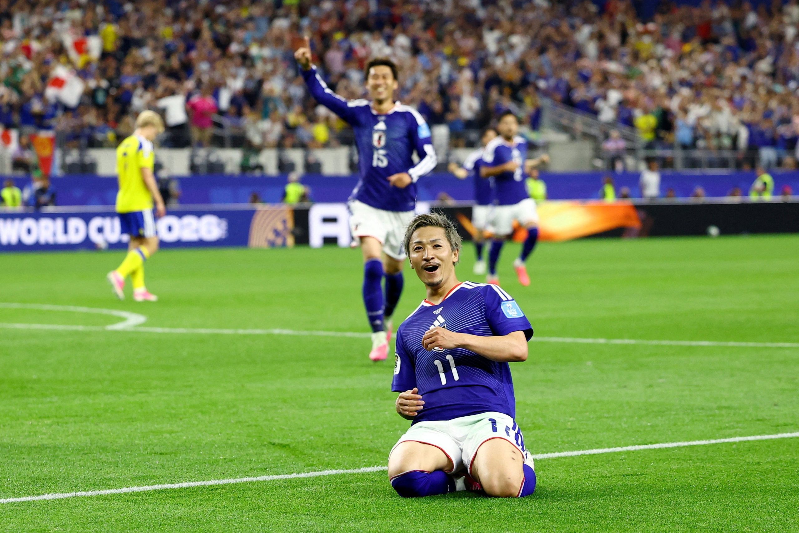 Maeda comemora gol do Japão contra a Suécia