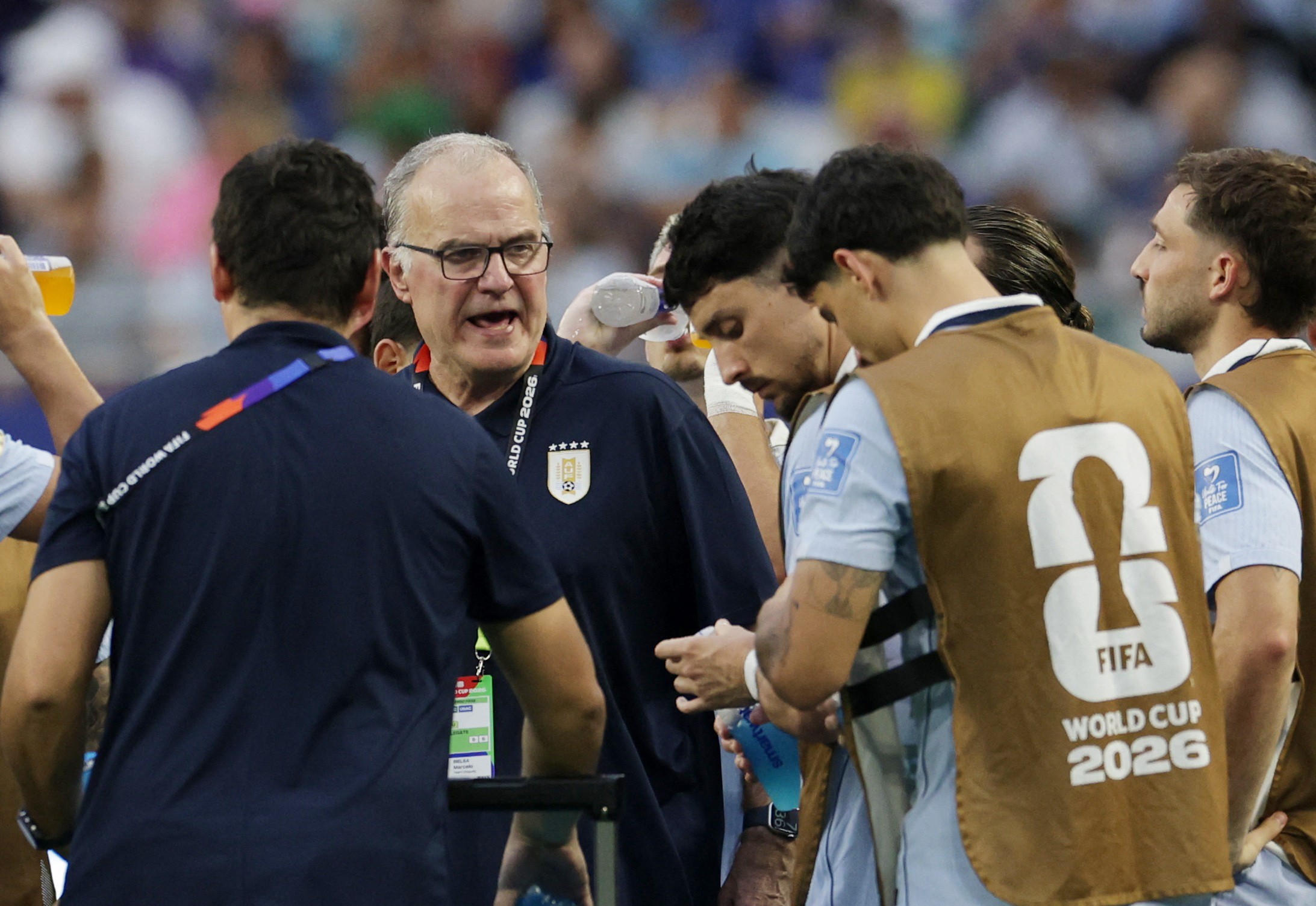 Marcelo Bielsa conversa com jogadores do Uruguai durante jogo contra Cabo Verde