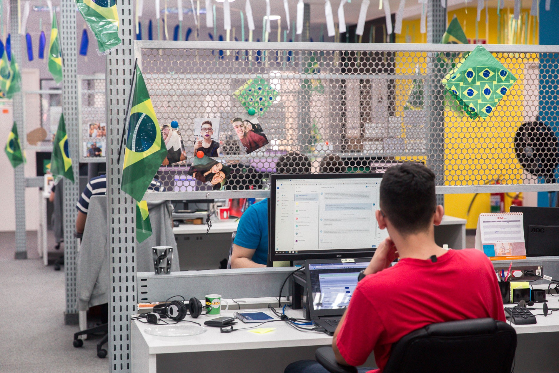 Ambiente de trabalho decorado para a Copa do Mundo