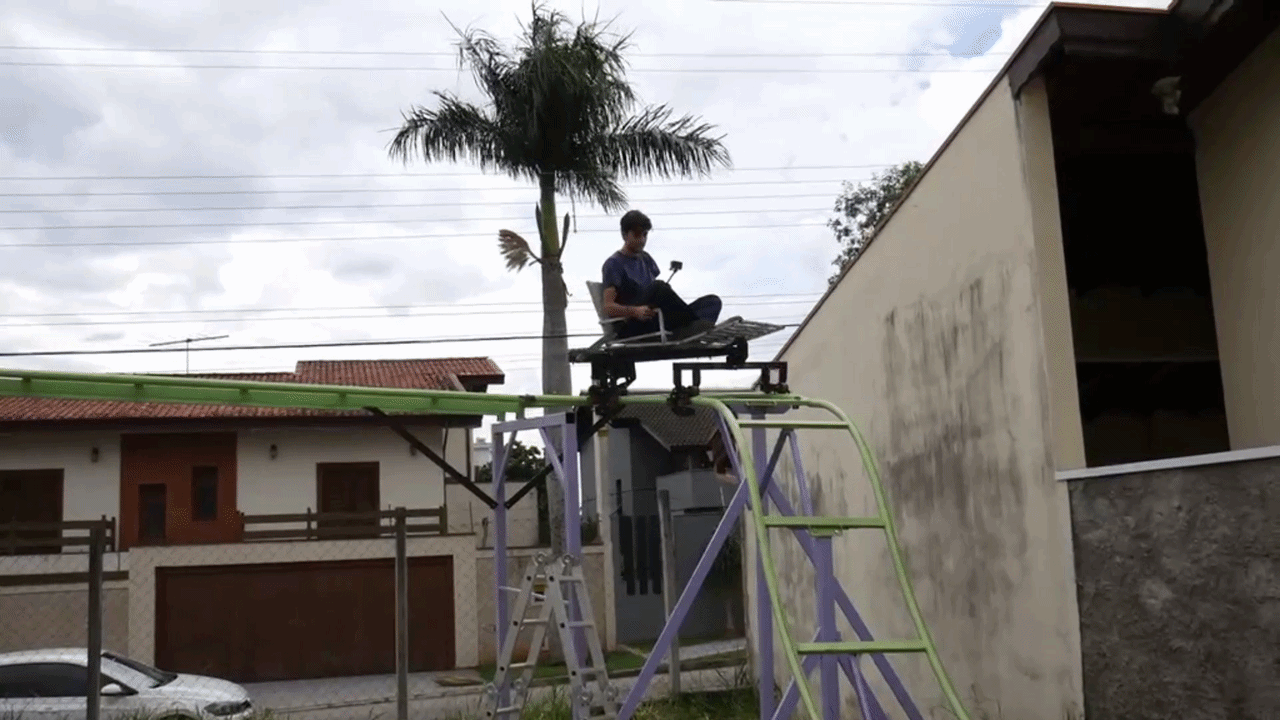 Gustavo Machado e estrutura de montanha-russa de quintal
