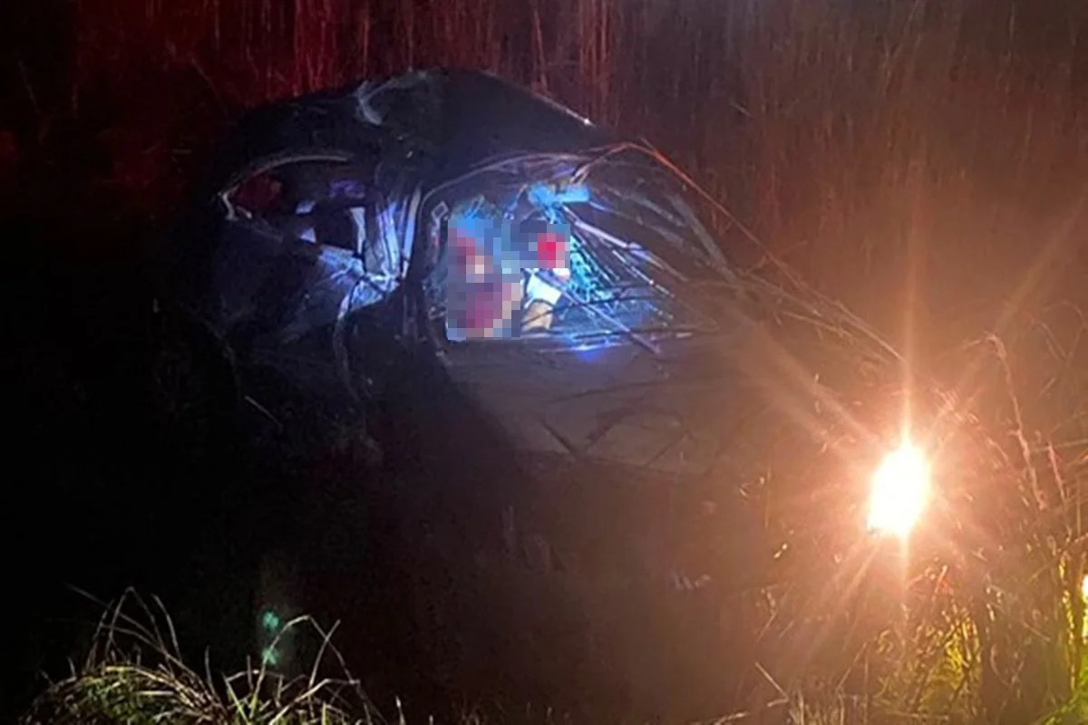 Carro danificado após acidente na Cidade Ocidental