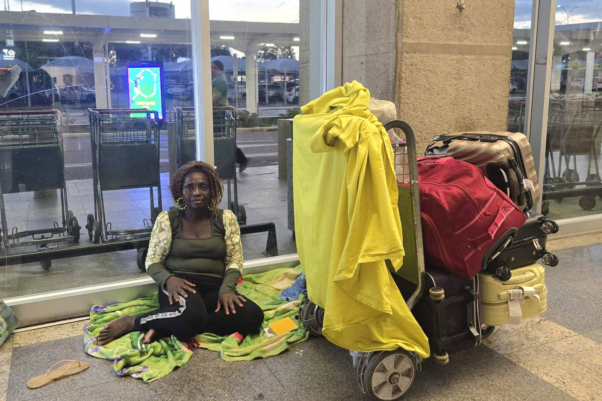 Fatmata Sessay improvisa lugar para dormir no aeroporto de Belém