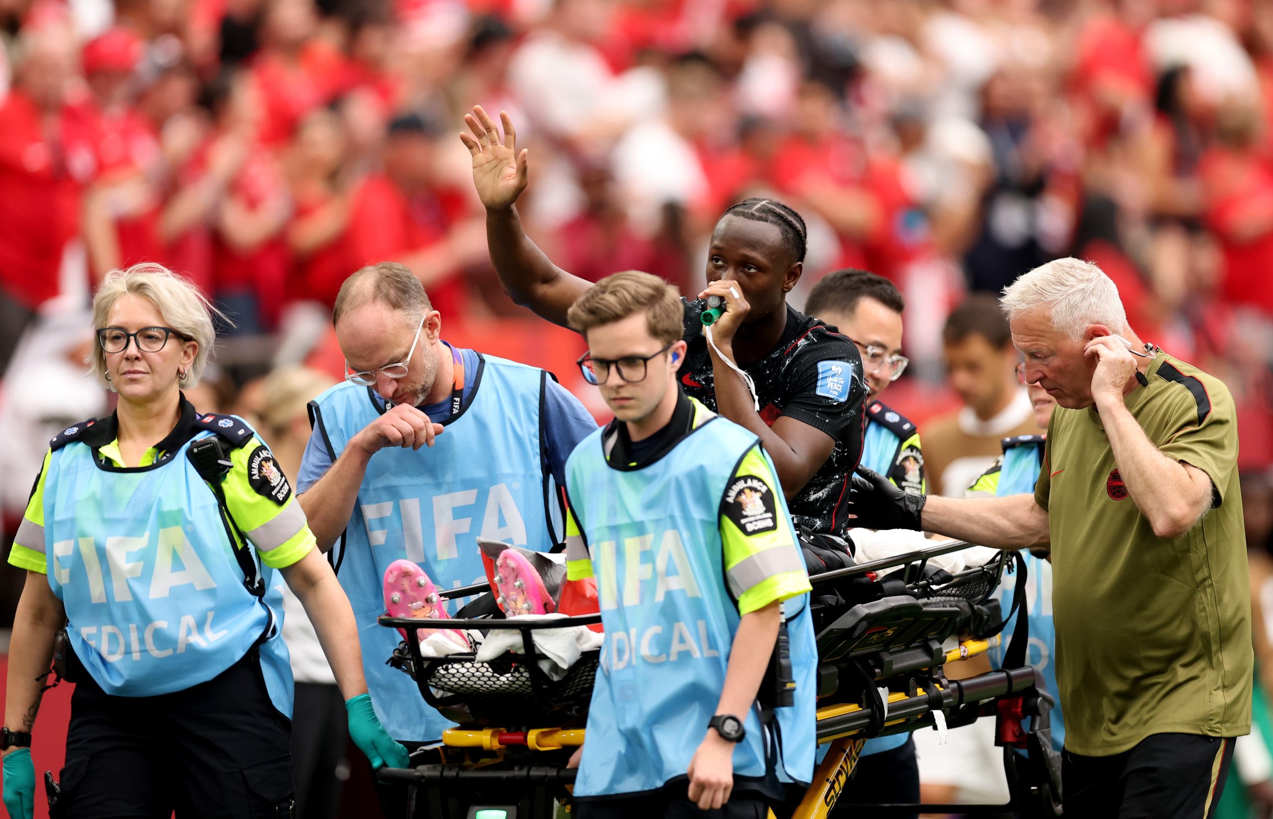 Ismaël Koné deixa o gramado após lesão em Canadá x Catar