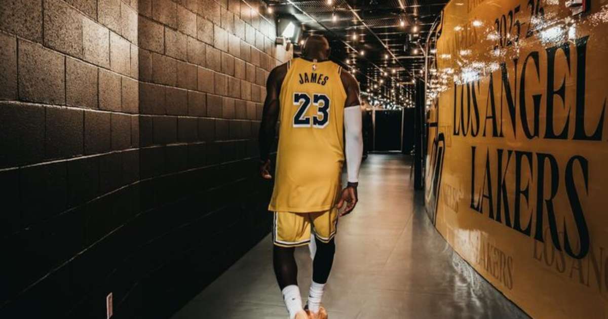 LeBron James com uniforme do Los Angeles Lakers