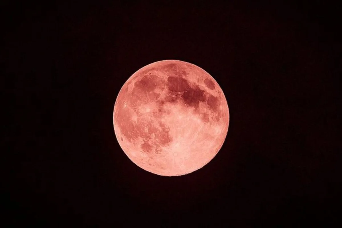 Lua cheia no céu noturno