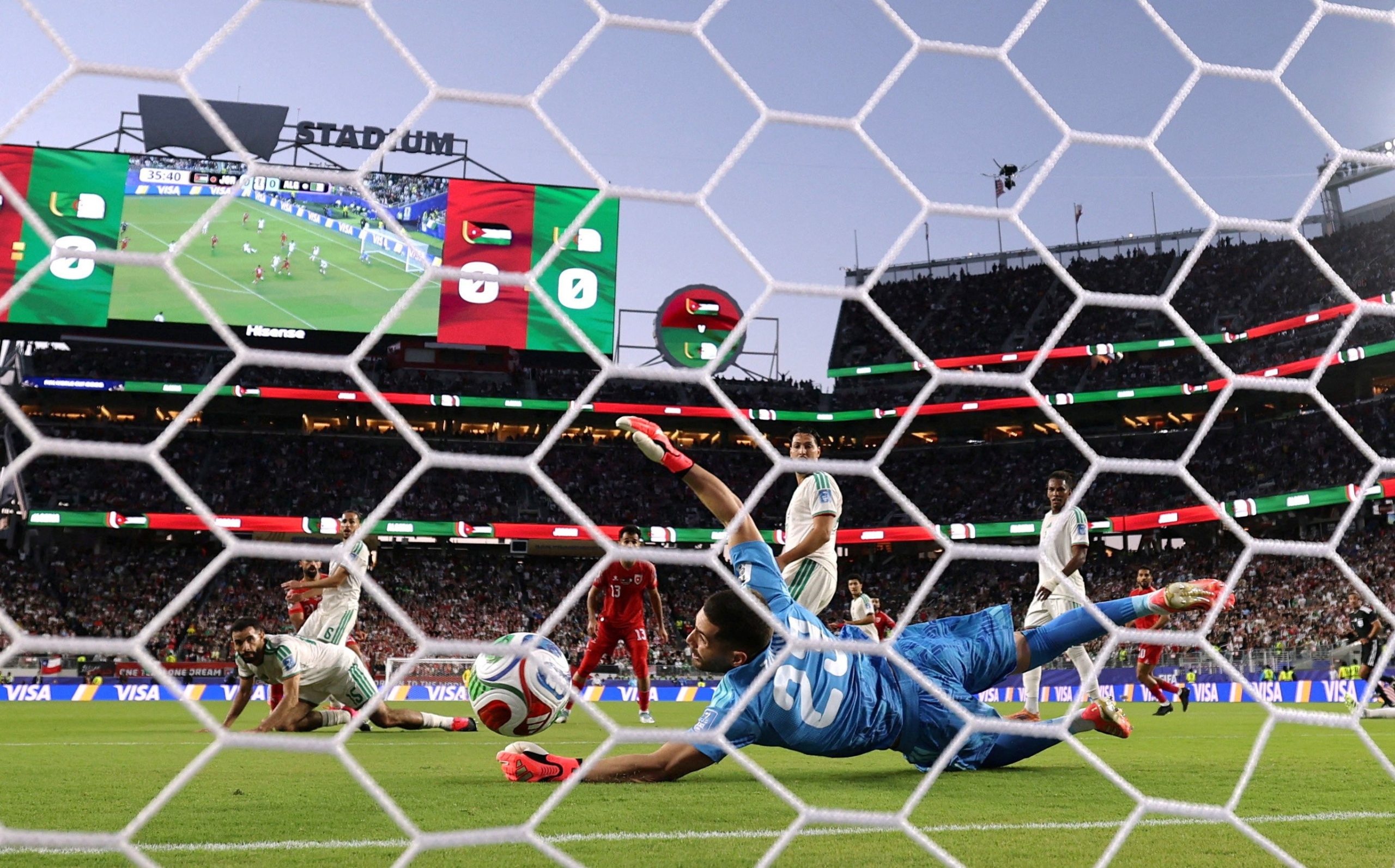 Luca Zidane tenta defender finalização da Jordânia contra a Argélia