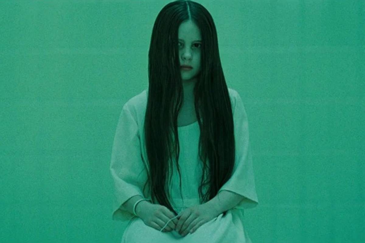 Daveigh Chase caracterizada como Samara no filme O Chamado