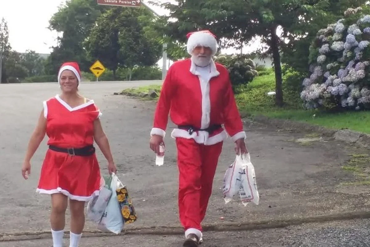 Casal fantasiado de Mamãe Noel e Papai Noel