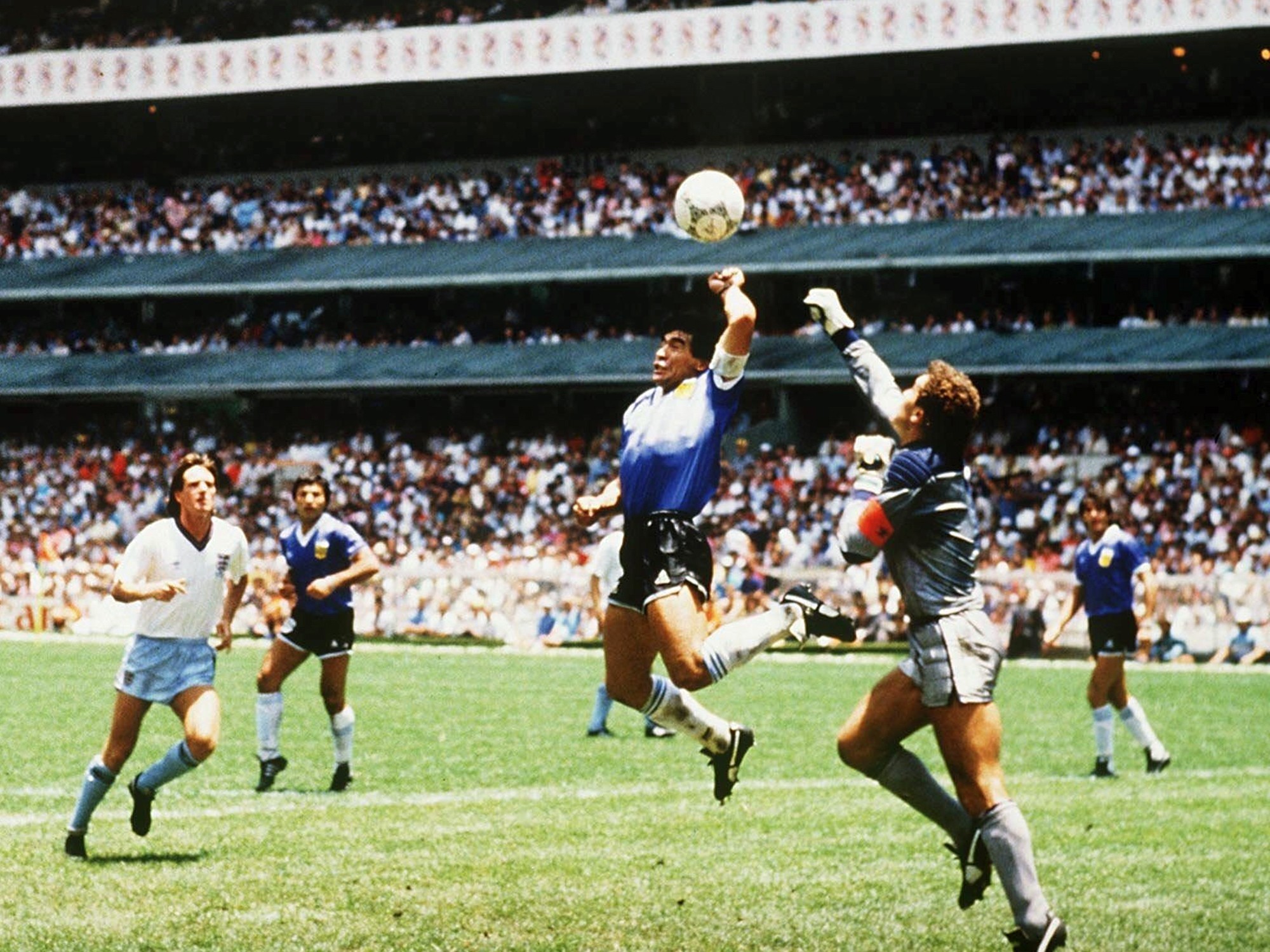 Diego Maradona em lance aéreo pela Argentina na Copa do Mundo de 1986