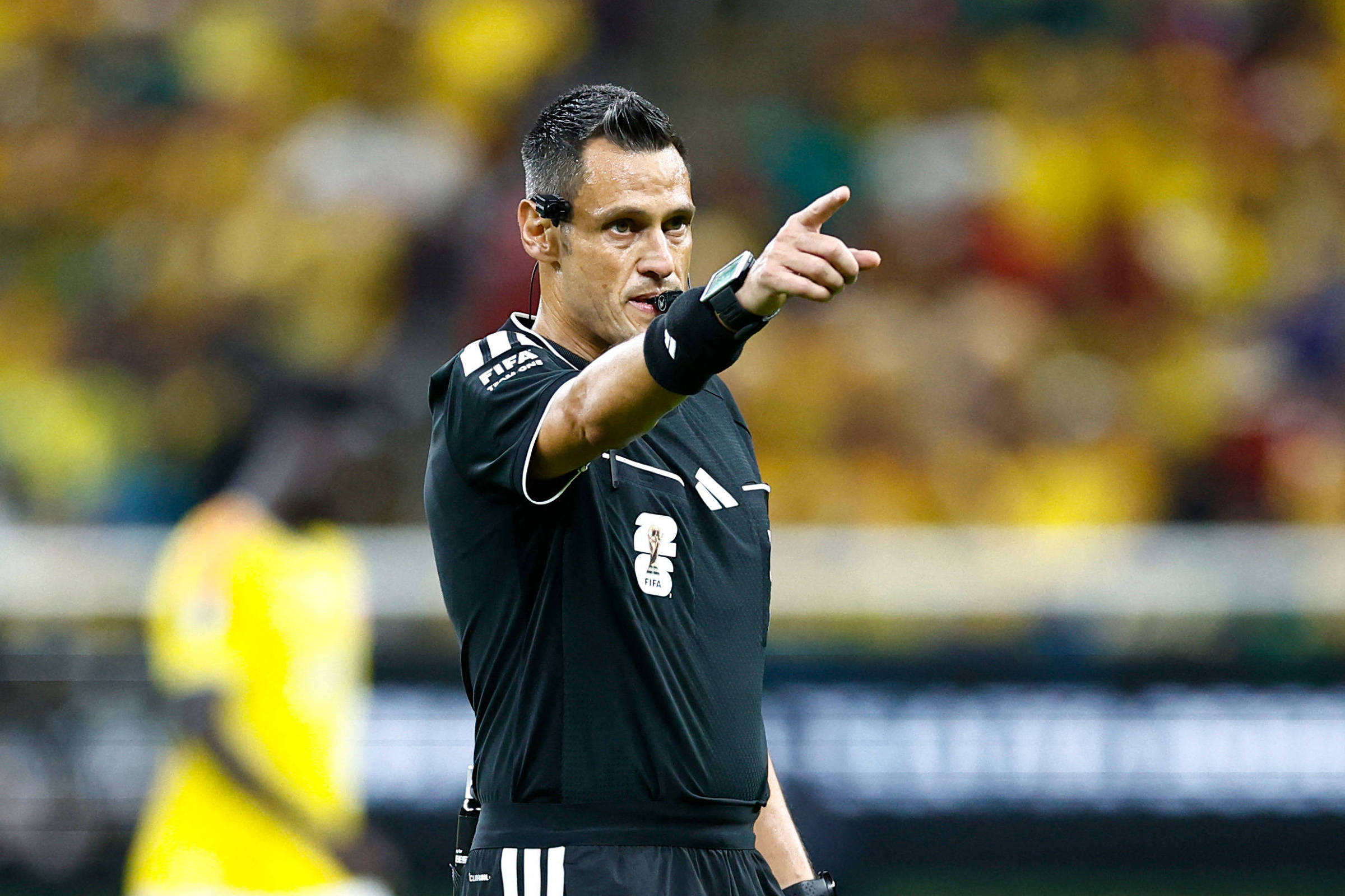 Árbitro italiano Maurizio Mariani durante jogo da Copa do Mundo