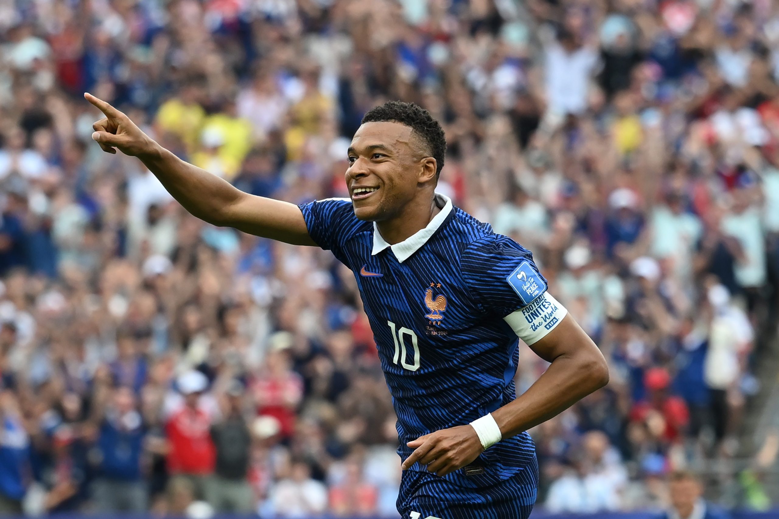 Kylian Mbappé comemora gol pela seleção francesa