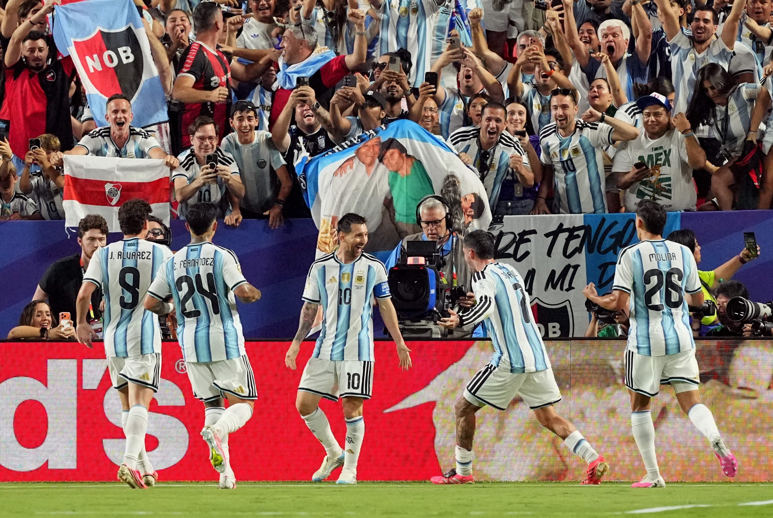 Messi comemora gol da Argentina contra a Argélia