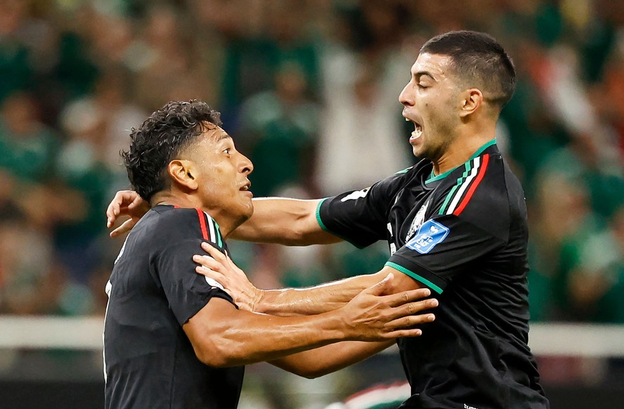 Luis Romo e Erik Lira comemoram gol do México contra a Coreia do Sul