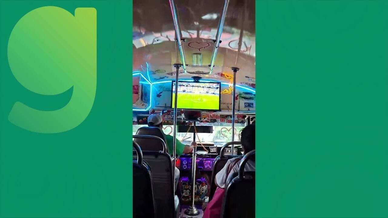 Televisão instalada em ônibus na Cidade do México