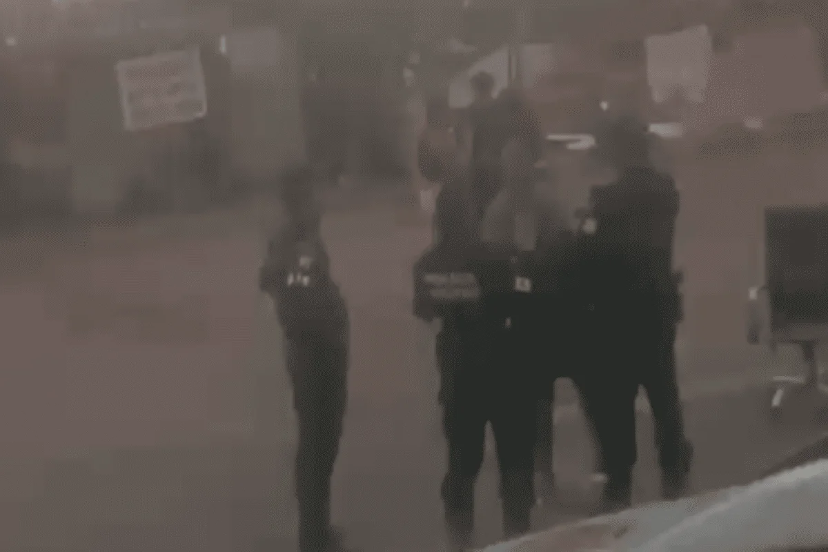 Mulheres durante discussão em via pública no Varjão, no Distrito Federal