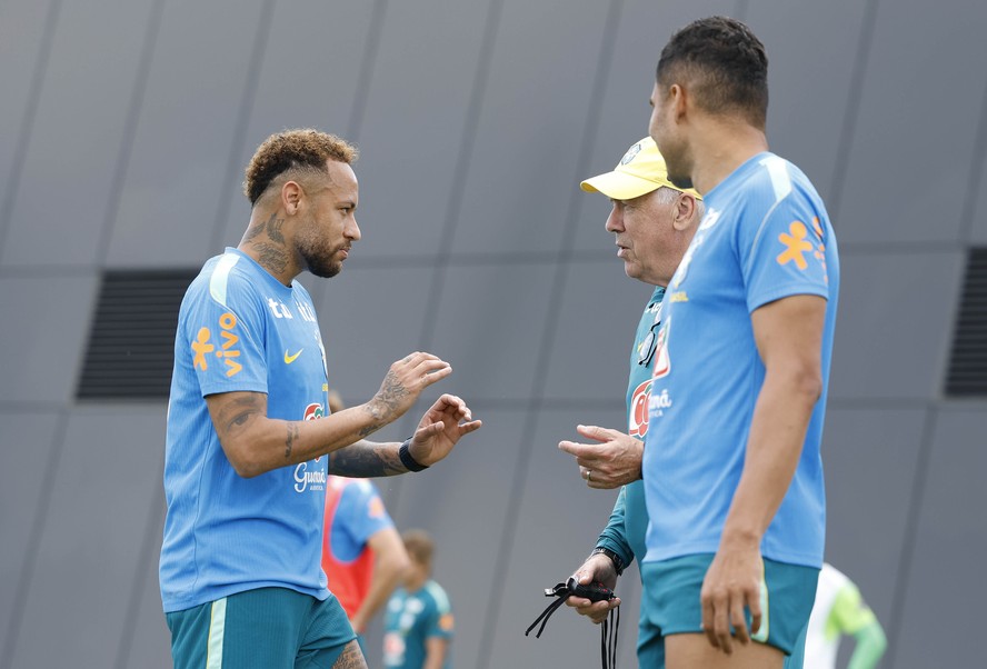 Neymar conversa com Carlo Ancelotti durante treino da seleção brasileira