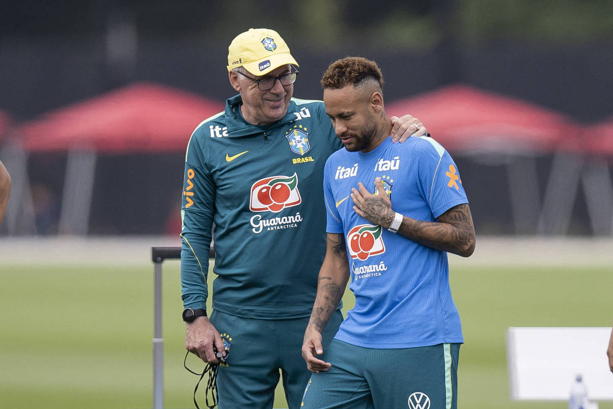 Carlo Ancelotti conversa com Neymar em treino da seleção brasileira