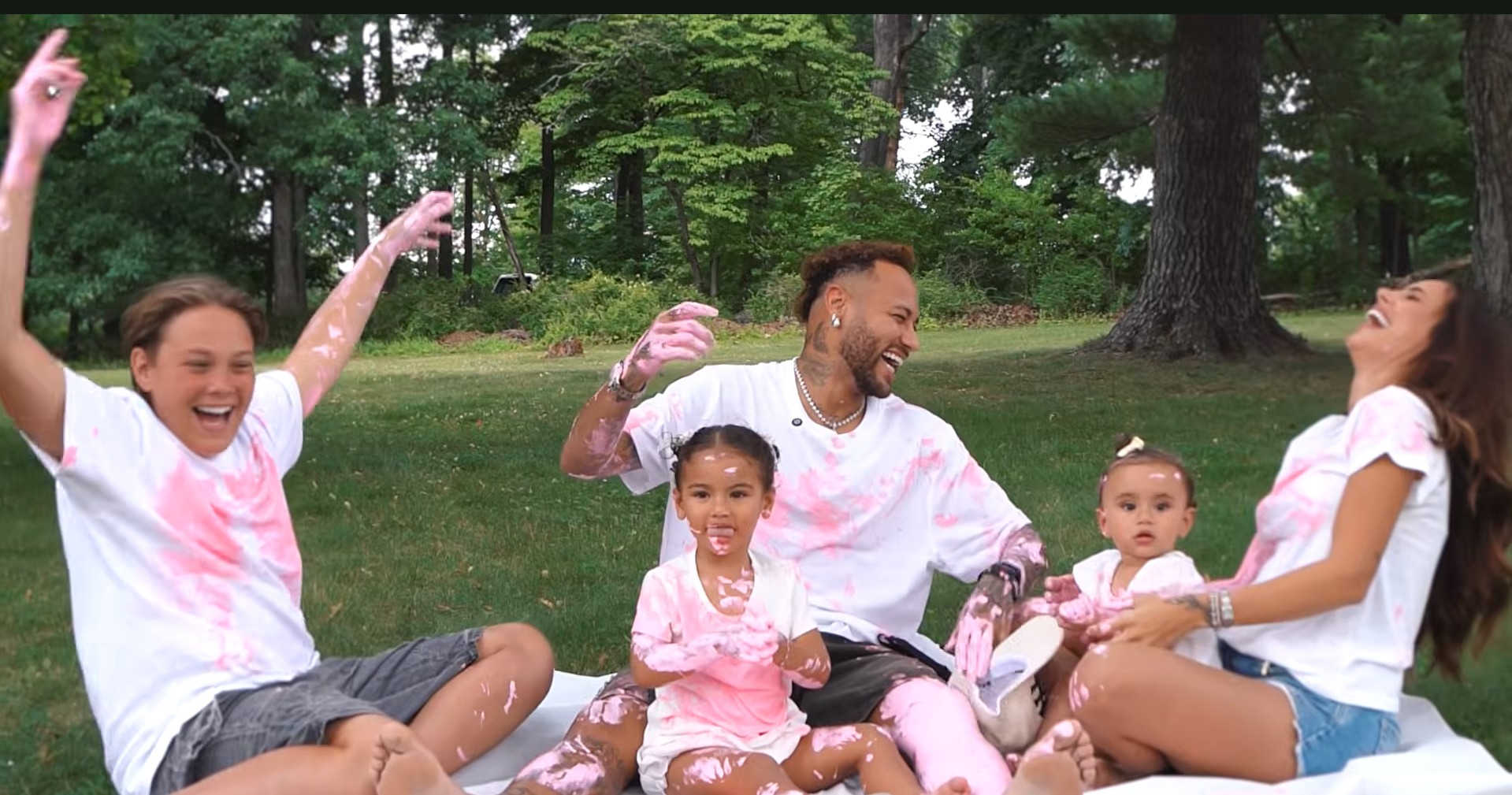 Neymar e Bruna Biancardi durante chá revelação com familiares