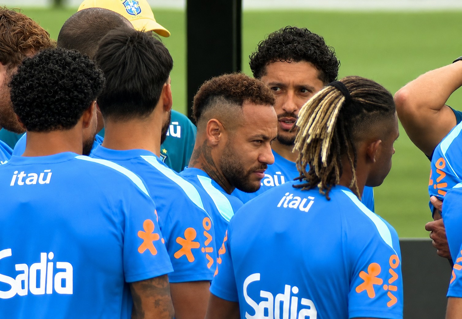 Neymar, Marquinhos e jogadores da Seleção Brasileira durante treino
