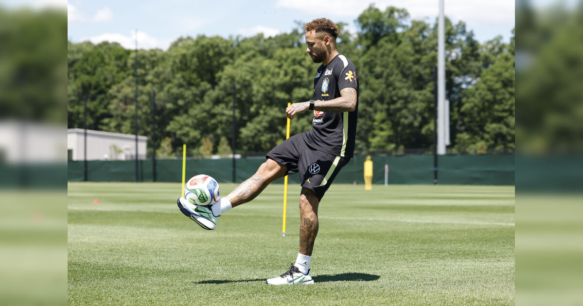 Neymar com bola durante atividade da seleção brasileira