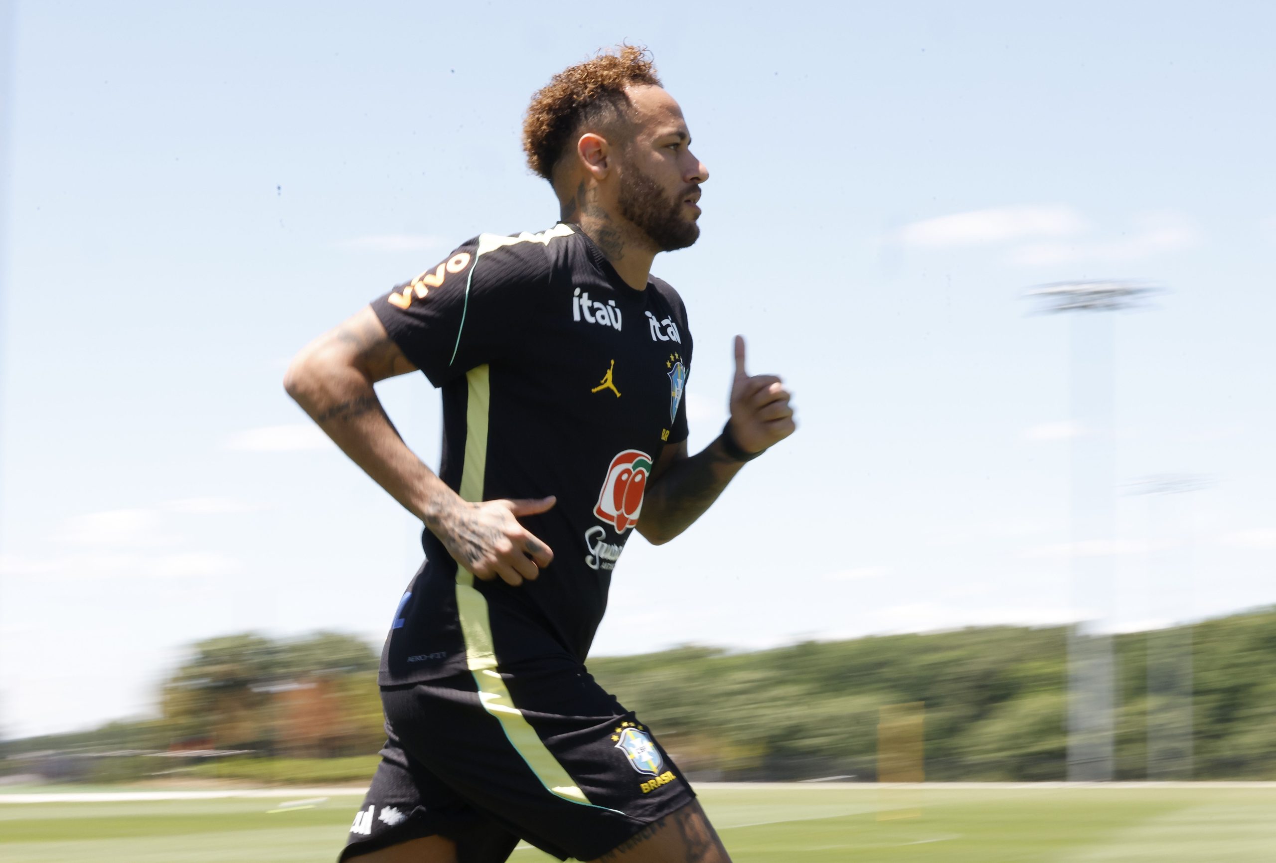 Neymar trabalha no gramado com chuteiras durante treino da Seleção Brasileira