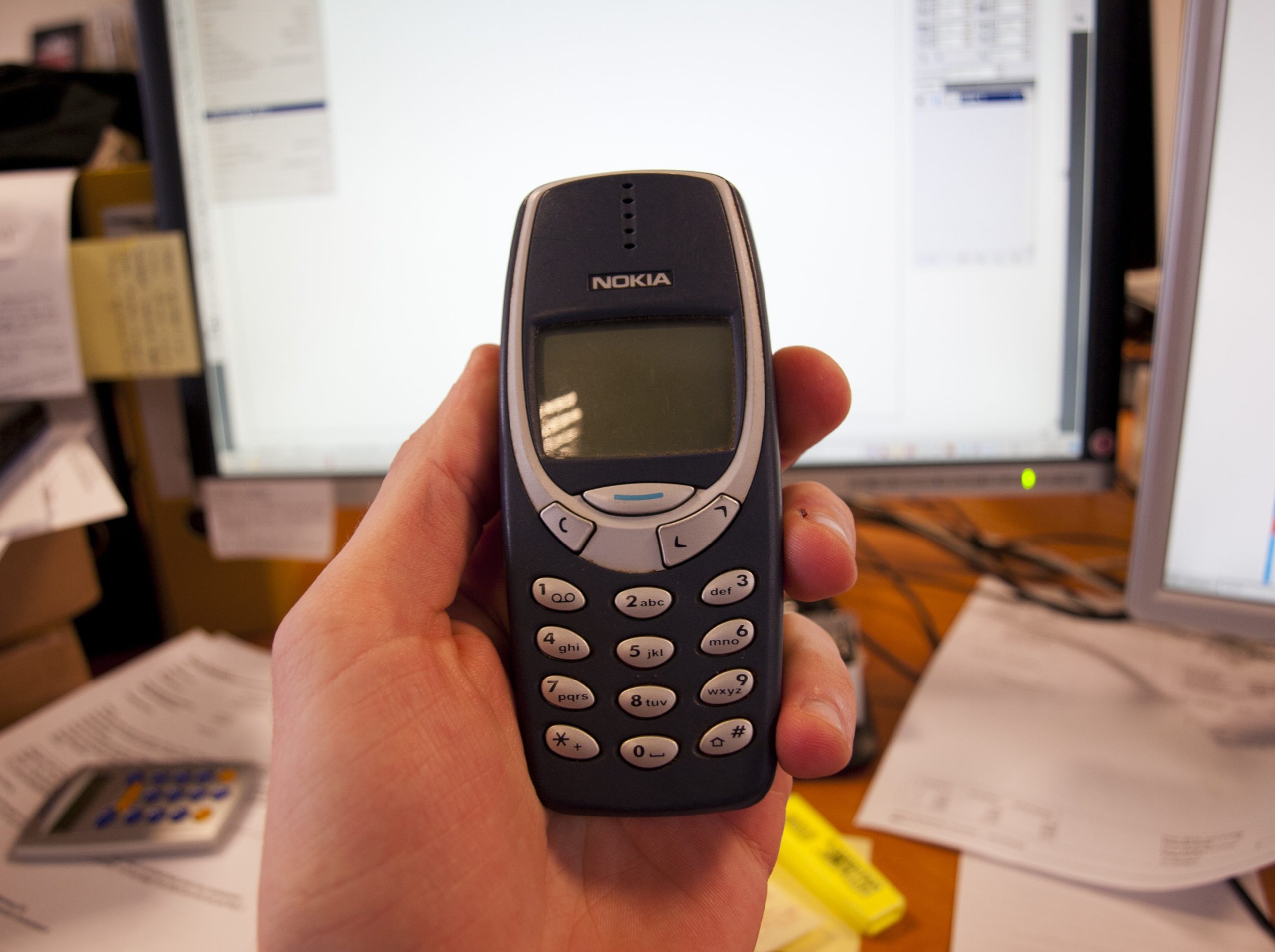 Nokia 3310 com tela monocromática e teclado numérico