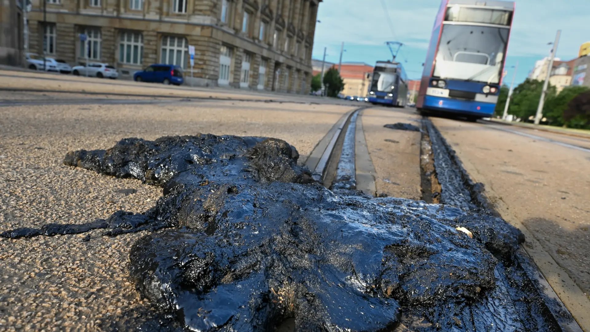 Junta de trilhos de bonde com material selante derretido em Leipzig