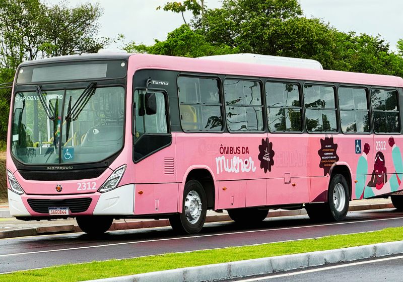 Ônibus rosa do programa Massa Mulher em Maceió