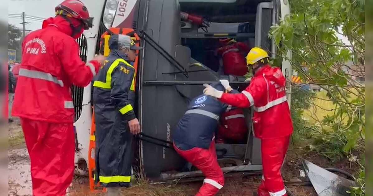 Ônibus tombado às margens da BR-277 em Cascavel
