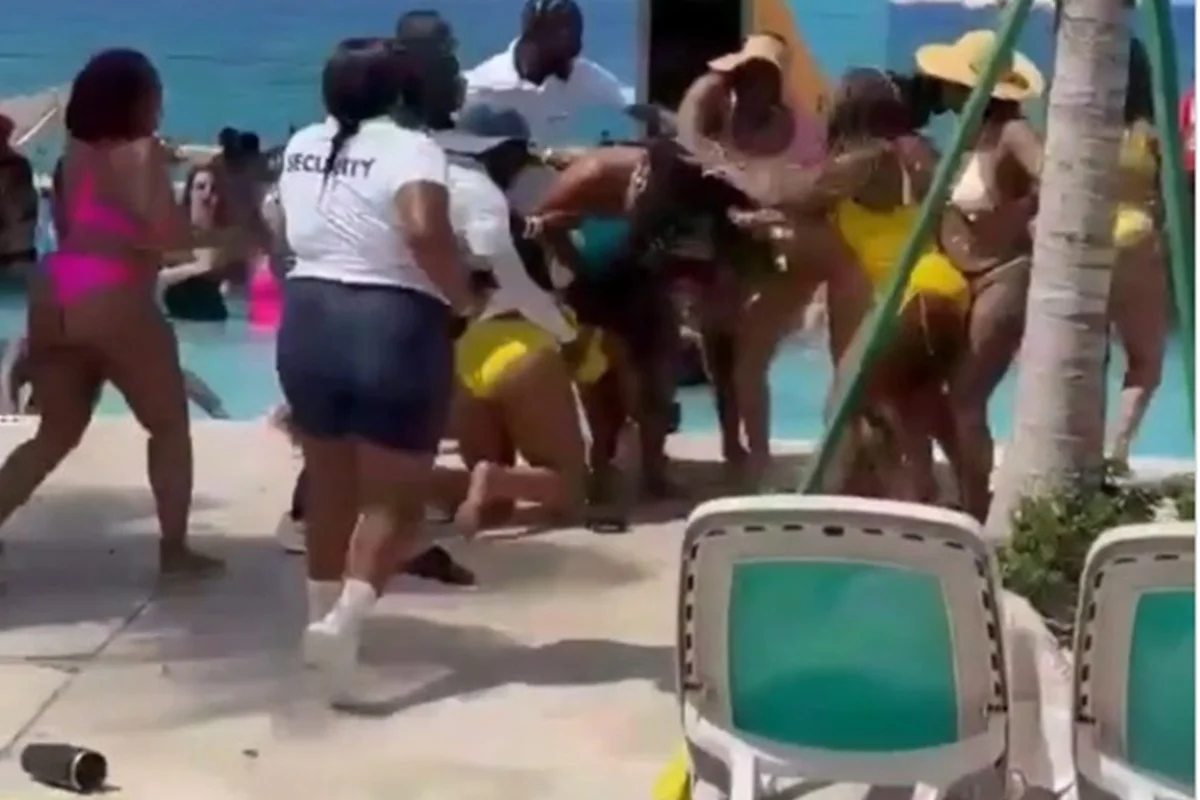 Mulheres em confusão na areia de clube nas Bahamas