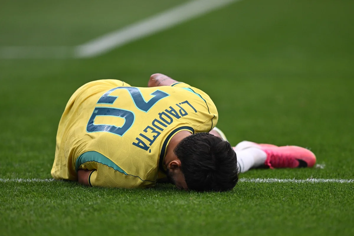 Lucas Paquetá deixa o gramado em jogo da Seleção Brasileira