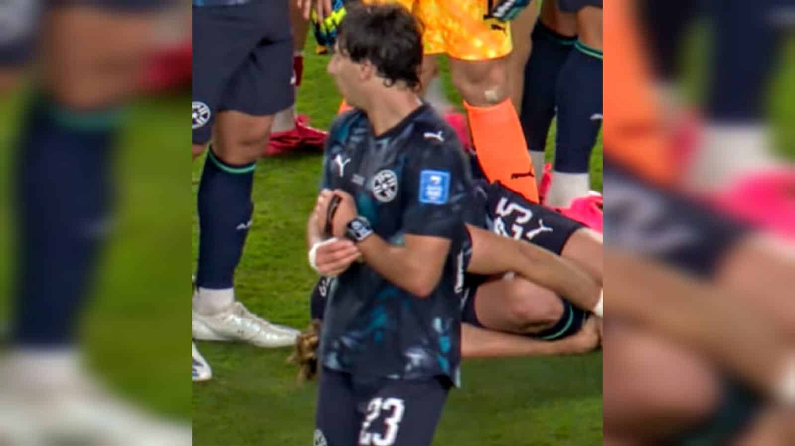 Matías Galarza com o relógio do árbitro durante Paraguai x Turquia