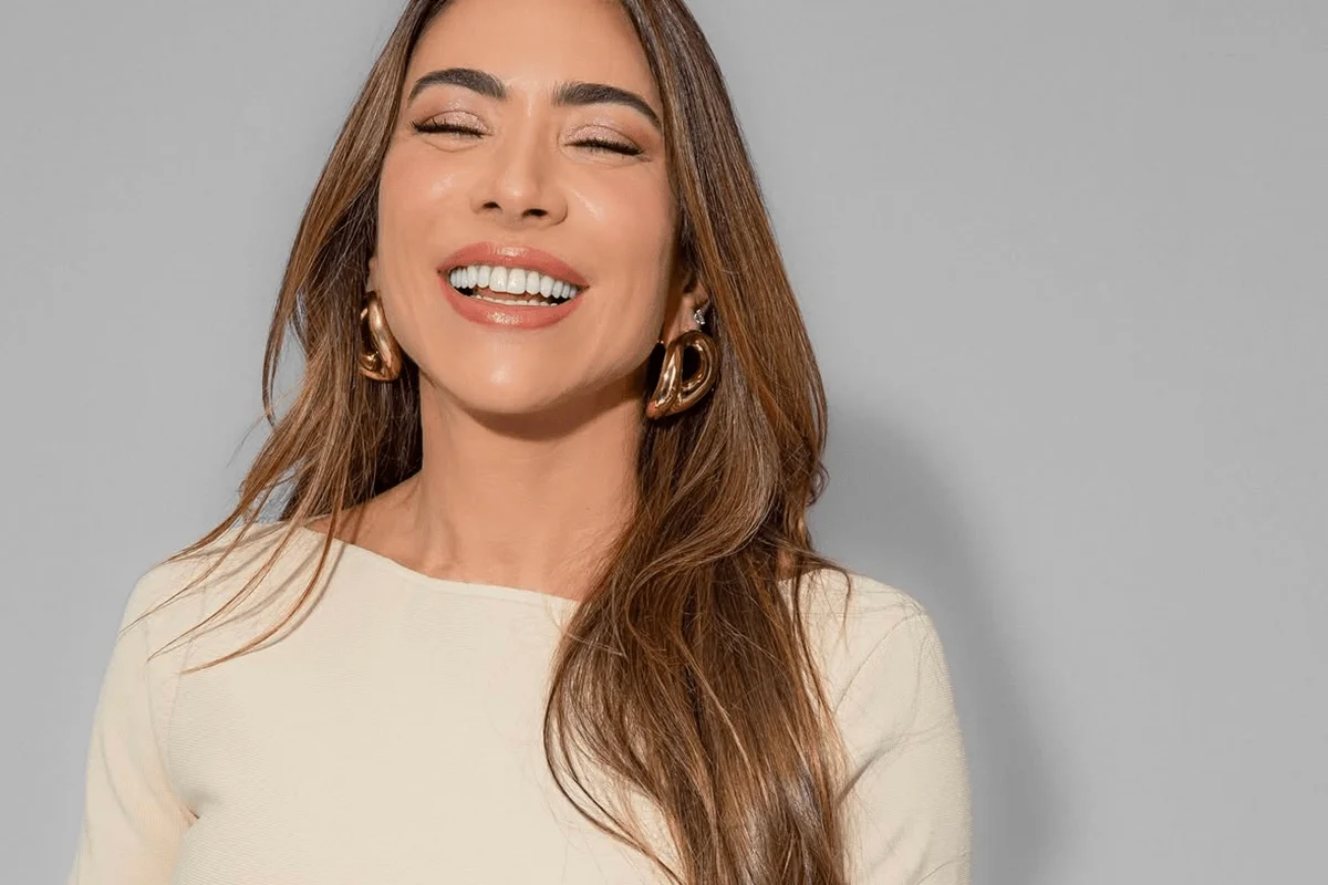 Patrícia Abravanel sorrindo
