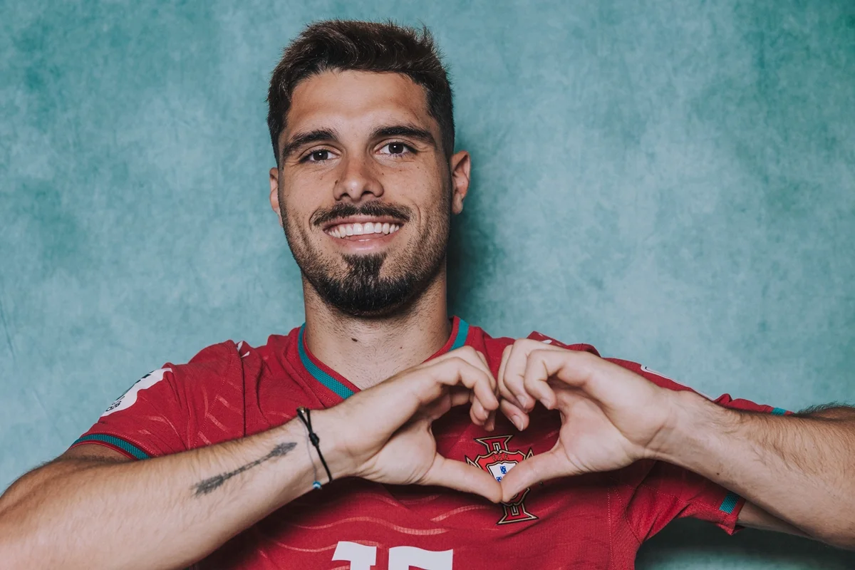 Pedro Neto com camisa da Seleção de Portugal fazendo coração com as mãos