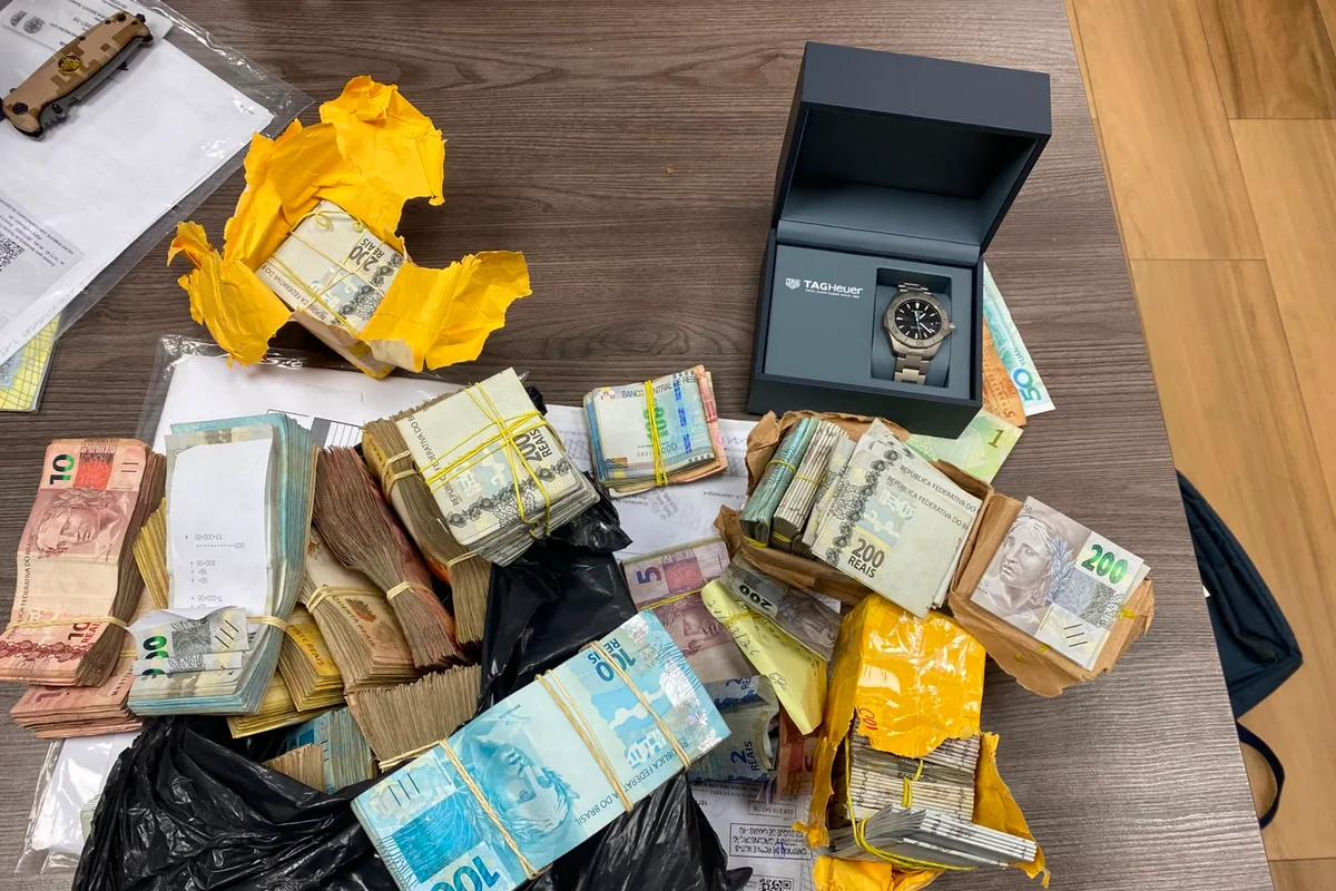 Maços de dinheiro encontrados embaixo de sofá pela Polícia Federal