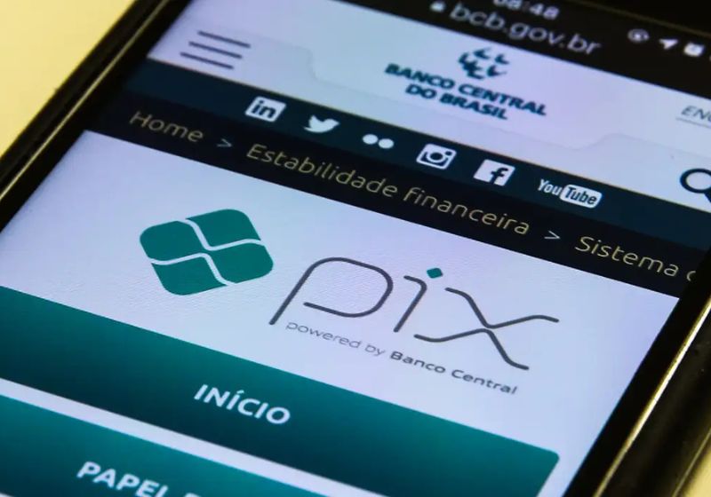 Celular usado para pagamento digital pelo Pix