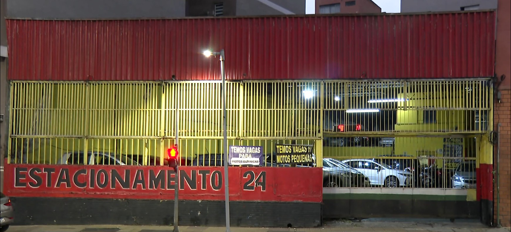 Estacionamento onde dois homens mantiveram funcionários reféns em São Paulo